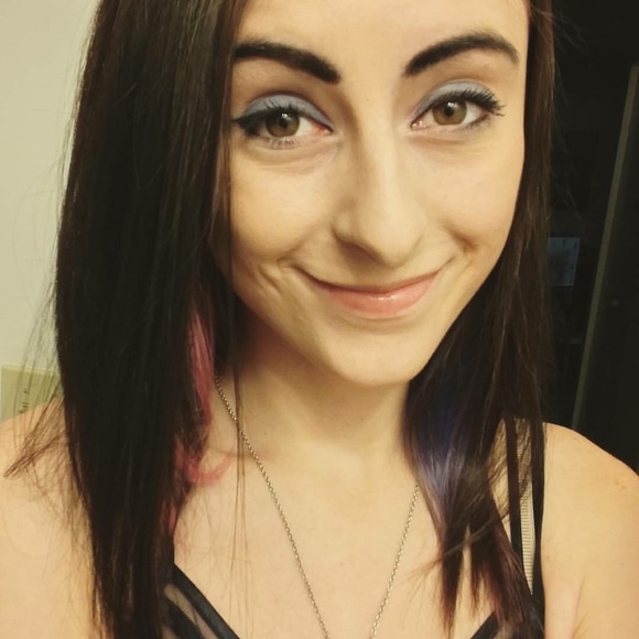 Meet your Posher, Laura - Picture 1 of 1